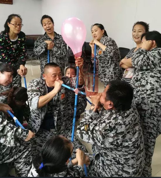 培訓(xùn)快訊培訓(xùn)時(shí)間：6月14日培訓(xùn)單位：某甘肅集團(tuán)蘭州配送有限公司培訓(xùn)課程：拓展培訓(xùn)人數(shù)：35人、觀摩4人蘭州拓展培訓(xùn)蘭州企業(yè)培訓(xùn)