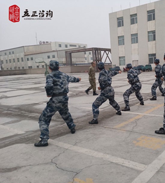 培訓(xùn)快訊培訓(xùn)主題：”班長管戰(zhàn)士“軍事化拓展訓(xùn)練培訓(xùn)內(nèi)容：管理培訓(xùn)+軍事訓(xùn)練+拓展訓(xùn)練培訓(xùn)對象：班組長、值長、科級干部、儲備干部、技術(shù)人才課程設(shè)置：《從部隊(duì)的宗旨看企業(yè)的愿景》《從部隊(duì)的紀(jì)律看企業(yè)的規(guī)章