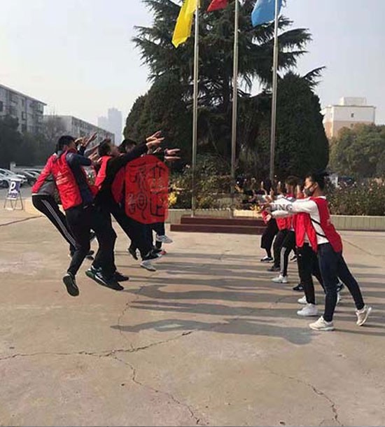 培訓(xùn)快訊培訓(xùn)時間：11月12日培訓(xùn)地點:單位體育館培訓(xùn)單位:蘭州**公司團干部培訓(xùn)班培訓(xùn)課程:拓展培訓(xùn)人數(shù)：86人