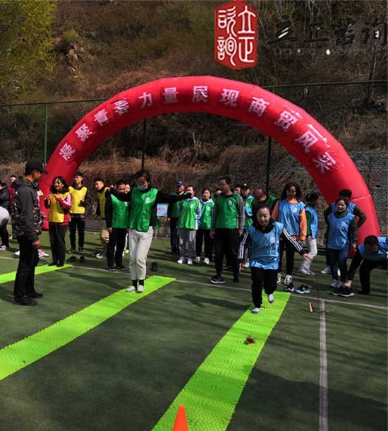 培訓(xùn)快訊培訓(xùn)時(shí)間：4月28日培訓(xùn)地點(diǎn):興隆山城建培訓(xùn)中心培訓(xùn)單位:甘肅交通**公司培訓(xùn)課程:趣味運(yùn)動(dòng)會(huì)部分拓展項(xiàng)目介紹：緬甸橋項(xiàng)目類型：團(tuán)隊(duì)合作項(xiàng)目培訓(xùn)形式：一段軟梯掛在山坳的兩端。學(xué)員必須利用繩梯和