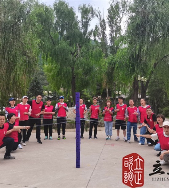 培訓(xùn)快訊培訓(xùn)時(shí)間：2021年7月6日培訓(xùn)地點(diǎn)：榆中興隆山培訓(xùn)單位:甘肅**集團(tuán)**公司培訓(xùn)課程:中青年職工拓展培訓(xùn)班培訓(xùn)項(xiàng)目介紹：合力建塔團(tuán)隊(duì)成員拉緊繩子末端控制塔鉤移動(dòng)，用塔鉤將一塊塊塔吊起并按照教